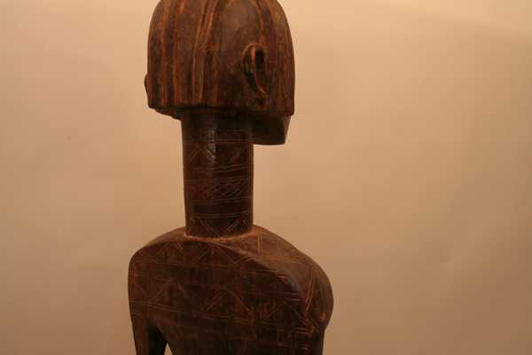 bambara (statue), d`afrique : Mali, statuette bambara (statue), masque ancien africain bambara (statue), art du Mali - Art Africain, collection privées Belgique. Statue africaine de la tribu des bambara (statue), provenant du Mali, 1114/4221.Belle statue  Bambara appelées dyonyeni associé à la société DYO ou à la société KWore.Statue féminine avec de gros seins debout H.80cm.,les mains posés sur l
